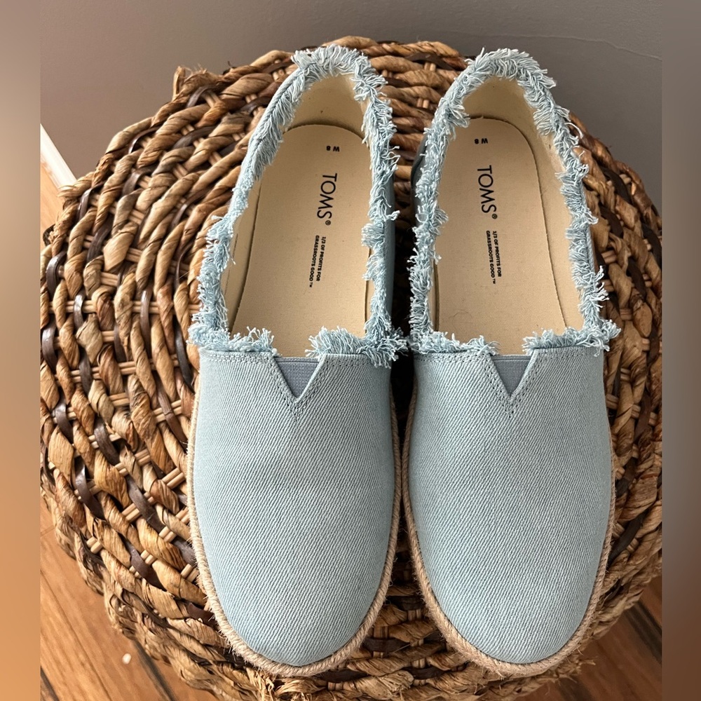 TOMS Denim Blue Frayed Edge Valencia Espadrille platform
Like new
Size 8